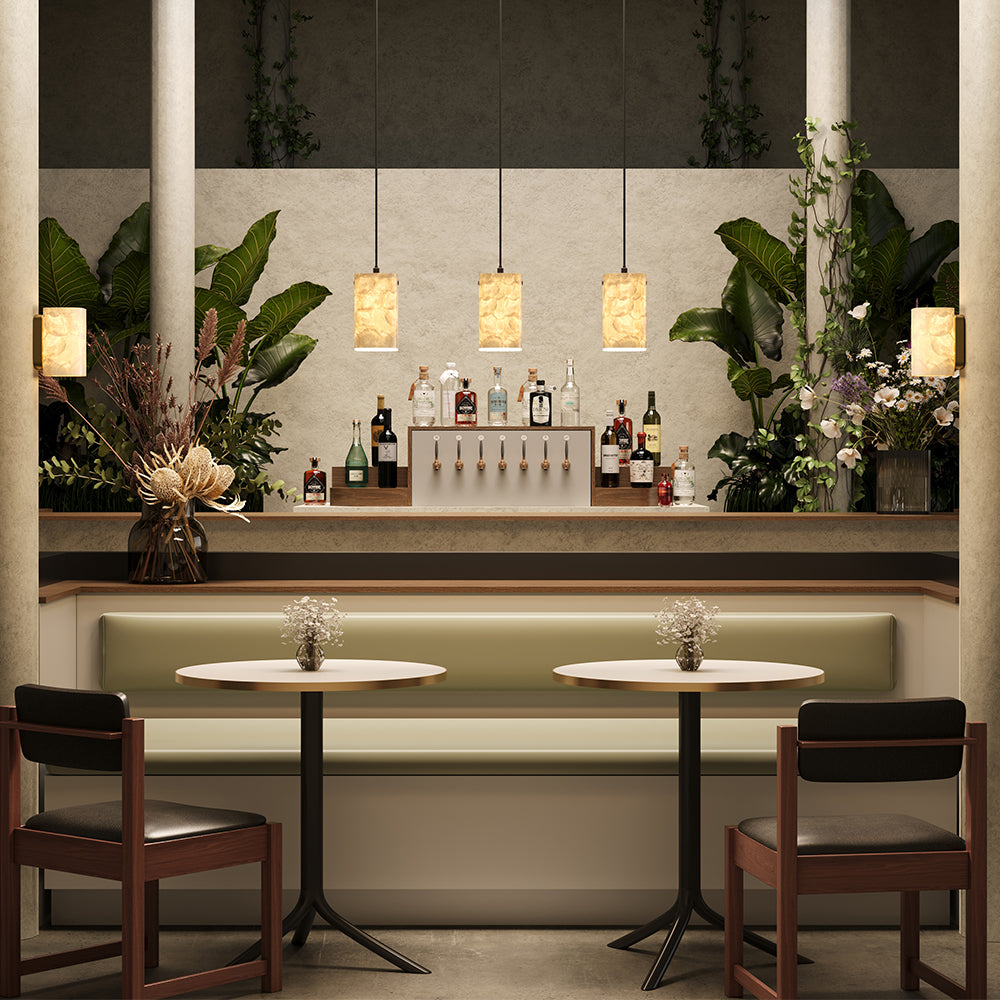 Mise en ambiance du luminaire suspendu au-dessus d'un comptoir de bar, décor chaleureux.
