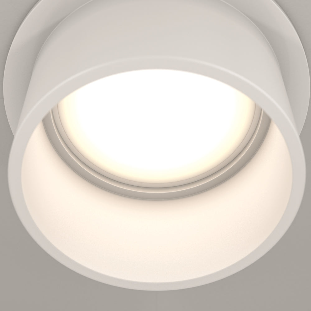 Détail rapproché du réflecteur blanc et de la lumière chaude diffusée