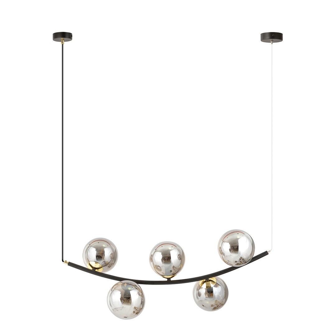 Vue de face du luminaire suspendu, cinq boules transparentes et structure métallique noire.