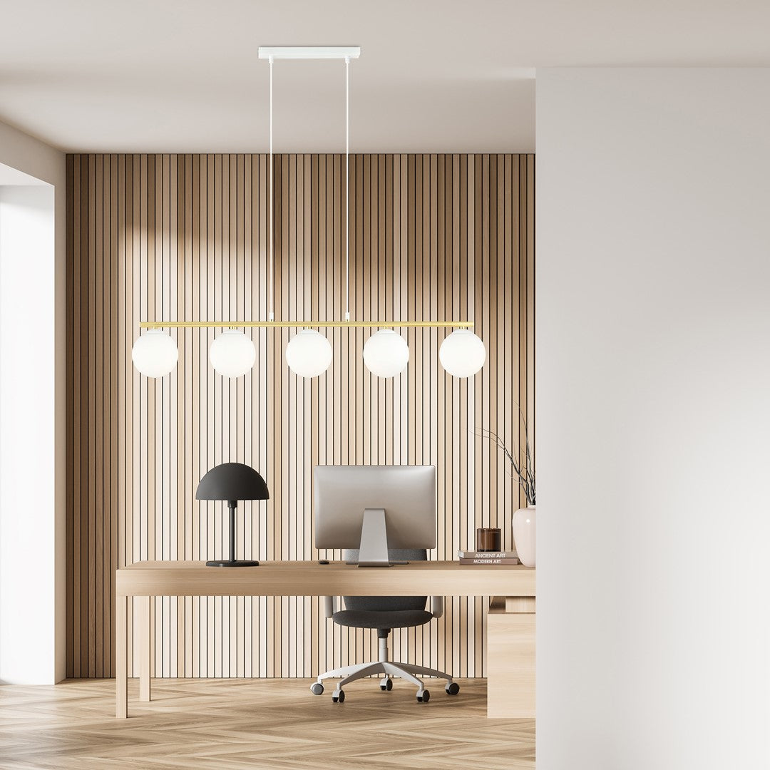 Mise en ambiance au-dessus d'un bureau adossé à un mur lambrissé en bois