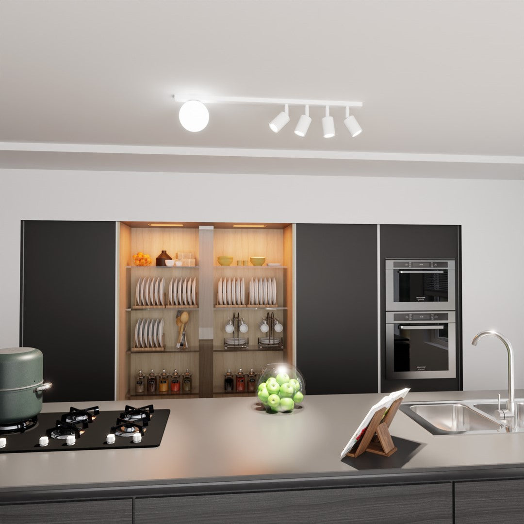 Mise en ambiance cuisine, luminaire fixé au plafond au-dessus du plan de travail