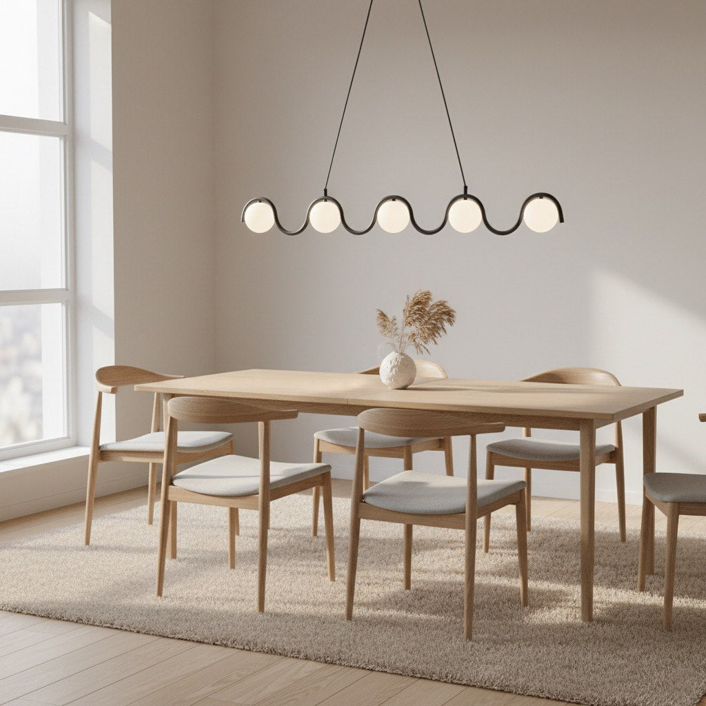 Mise en ambiance au-dessus d'une table à manger en bois clair et chaise