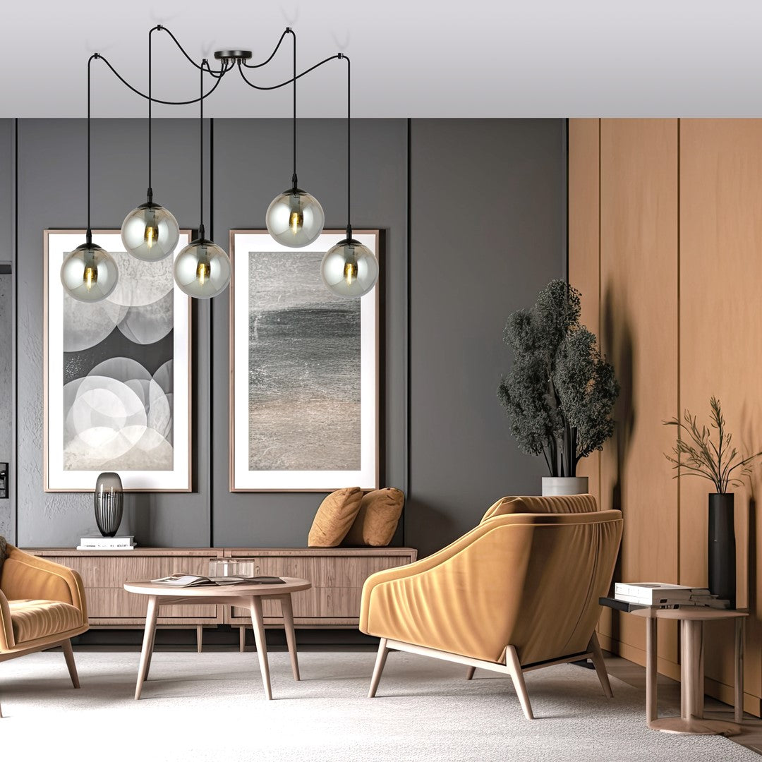Mise en ambiance dans un salon moderne avec canapé jaune, suspension allumée au plafond