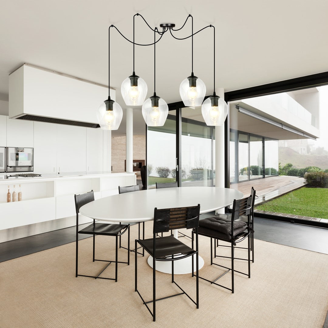 Mise en ambiance au-dessus d'une table ovale dans une cuisine ouverte lumineuse