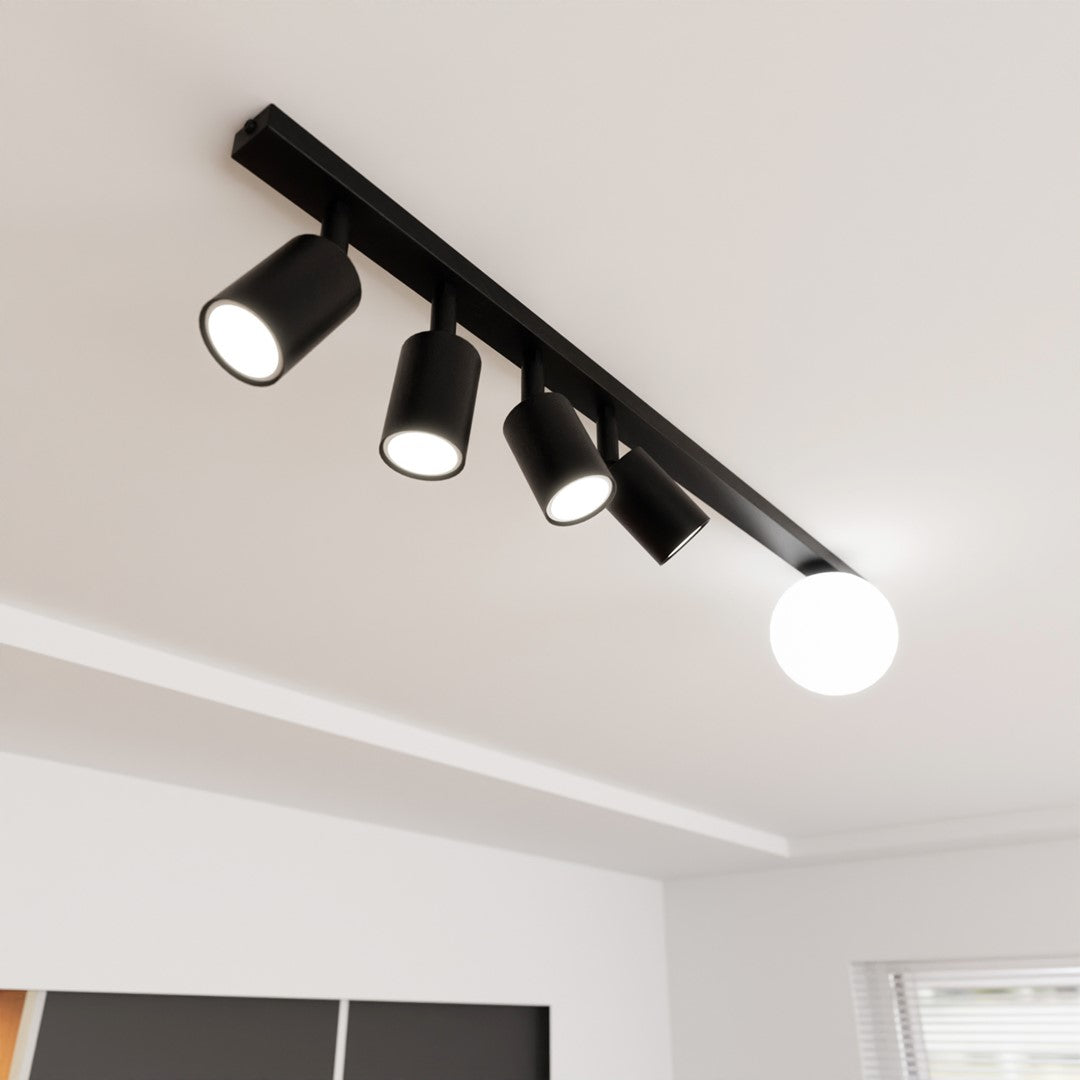 Vue en contre-plongée du luminaire fixé au plafond d'une pièce