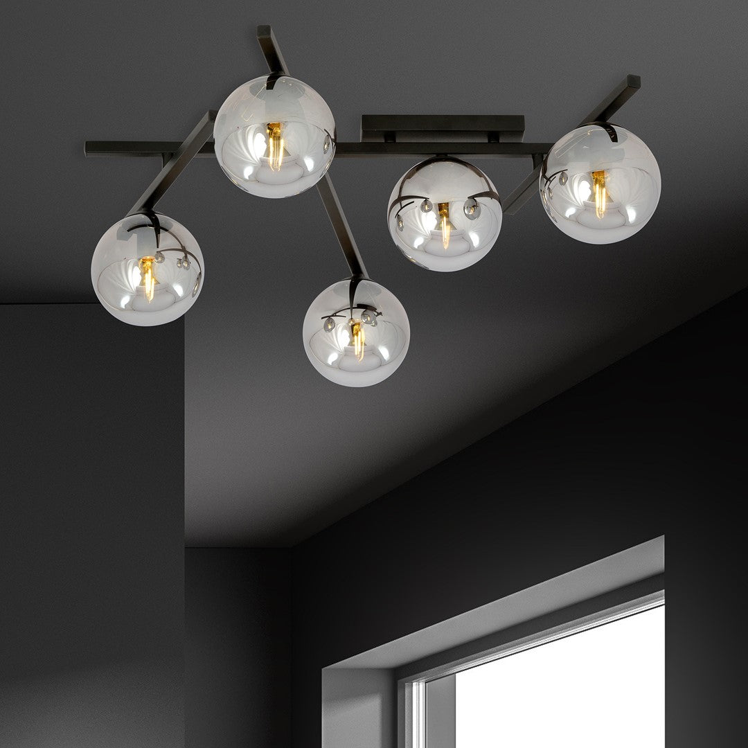 Mise en ambiance dans un intérieur sombre au plafond anthracite et murs foncés