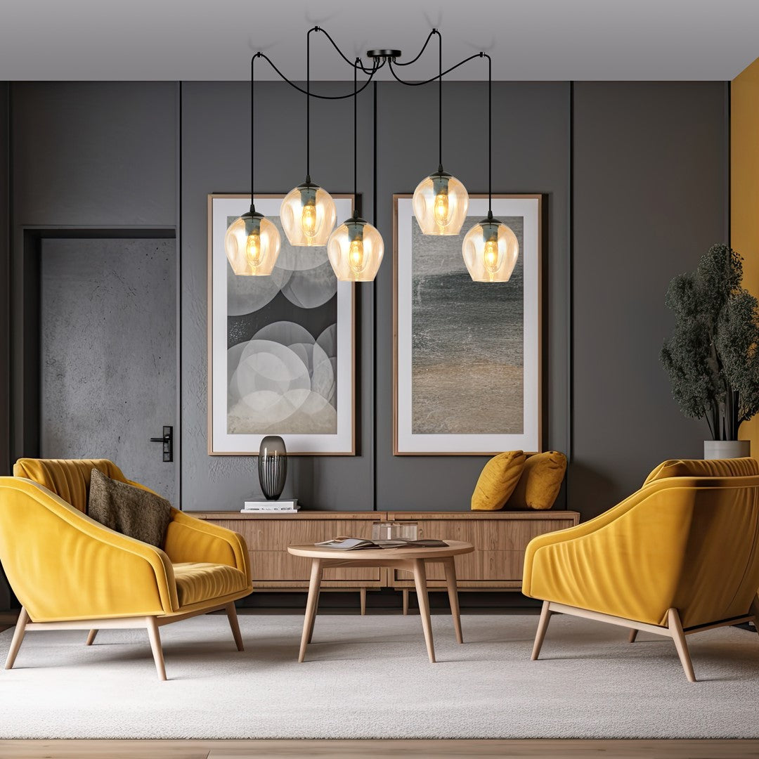 Mise en ambiance dans un salon gris anthracite avec fauteuils jaunes moutarde