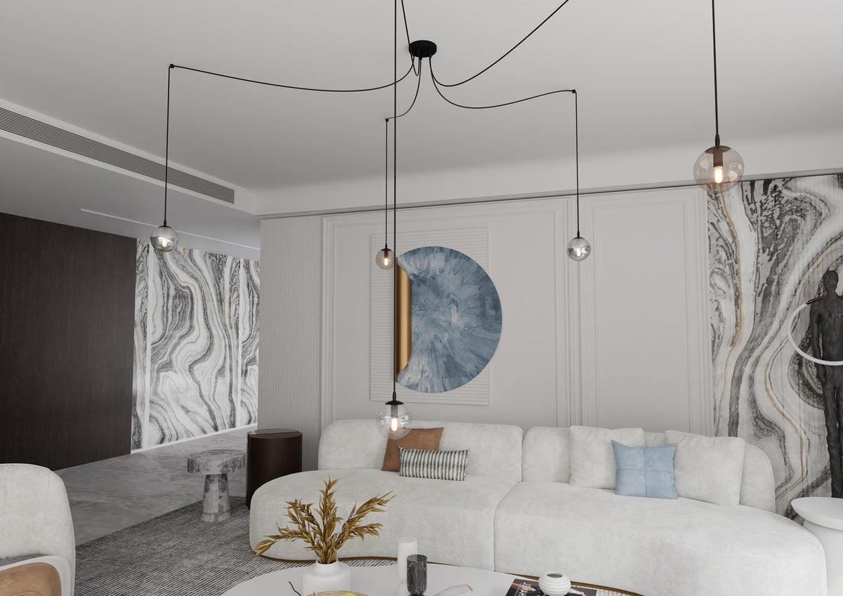 Suspension aux cinq globes éclairés suspendus devant un mur décoré, intérieur chaleureux
