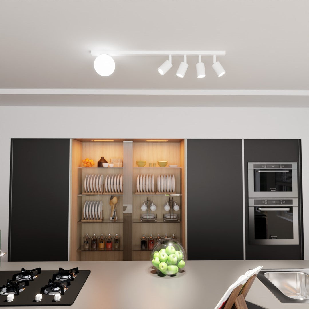 Vue large d'une cuisine moderne, rail lumineux allumé au plafond