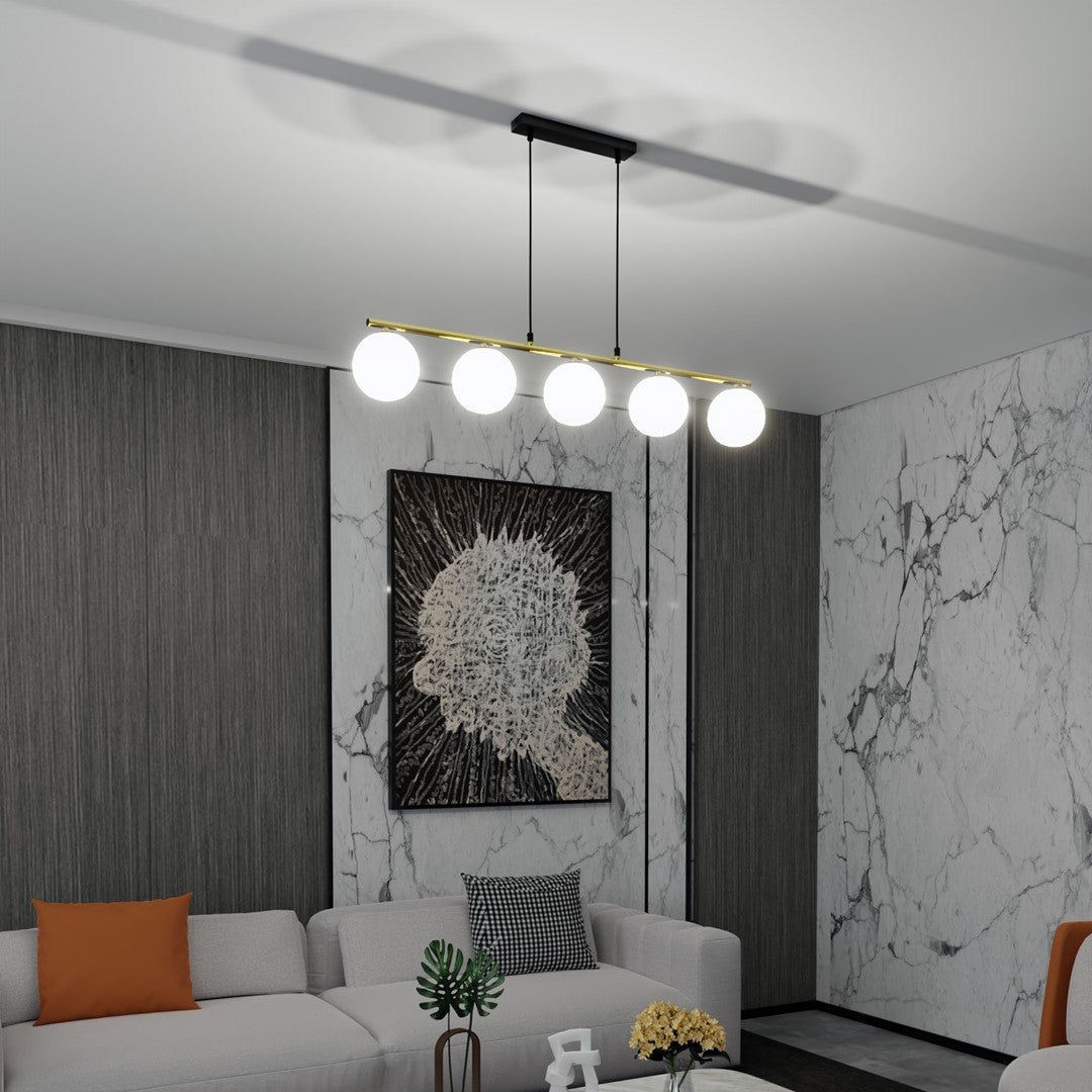 Suspension allumée dans un salon, ombres portées des globes sur le plafond