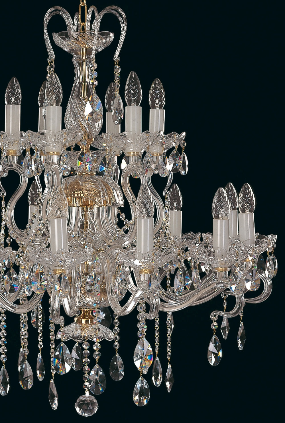 Détail des bras recourbés, bobèches et pendeloques en cristal taillé.