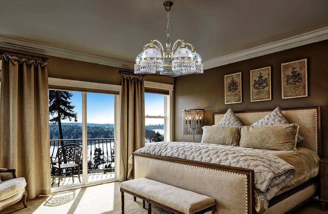 Lustre installé au plafond d'une chambre, près d'une grande baie vitrée
