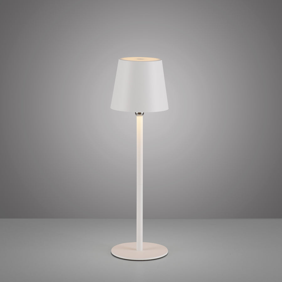 Vue de face de la lampe blanche sur fond gris, abat-jour conique et socle rond.