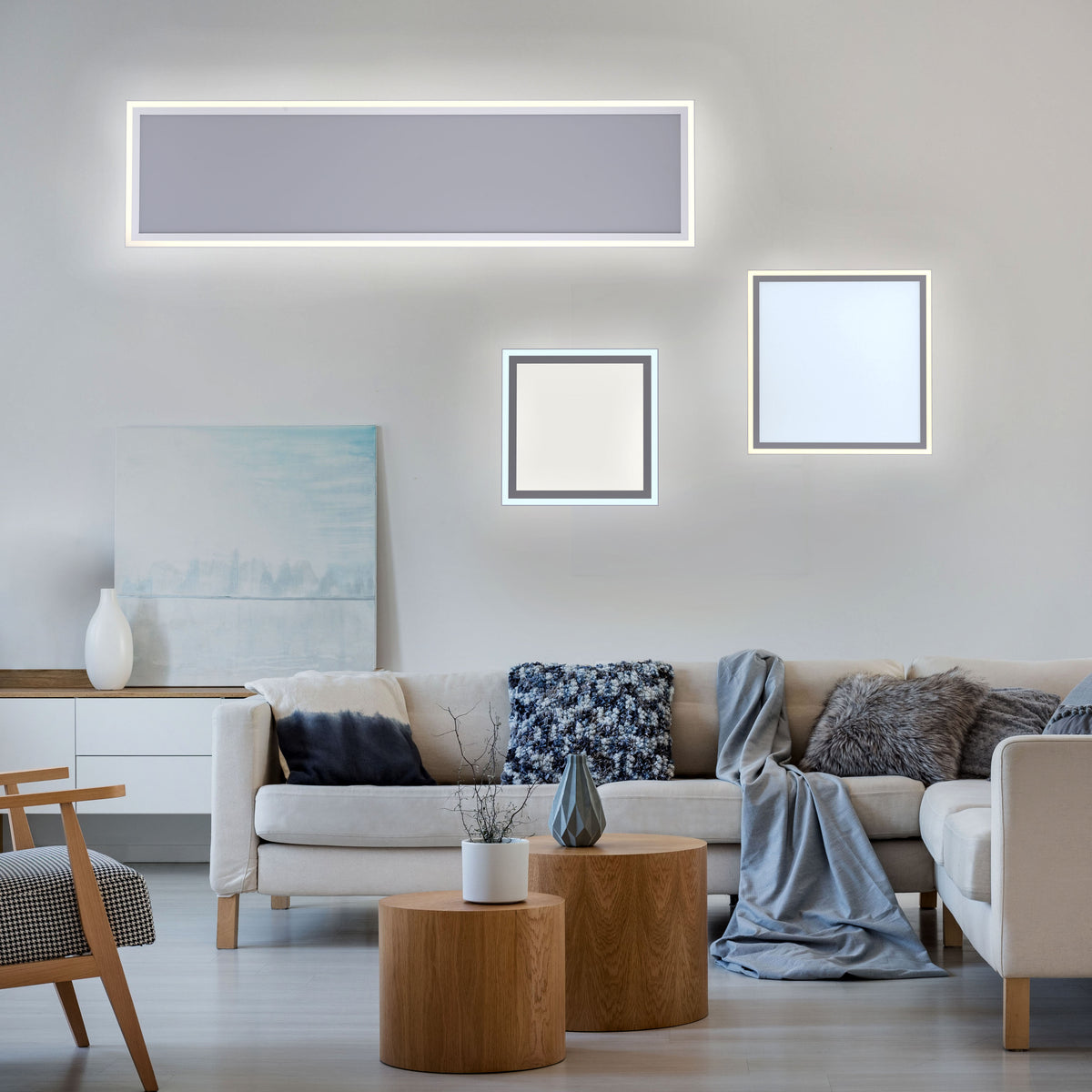 Mise en ambiance salon moderne avec plafonniers LED rectangulaires et carrés au mur.