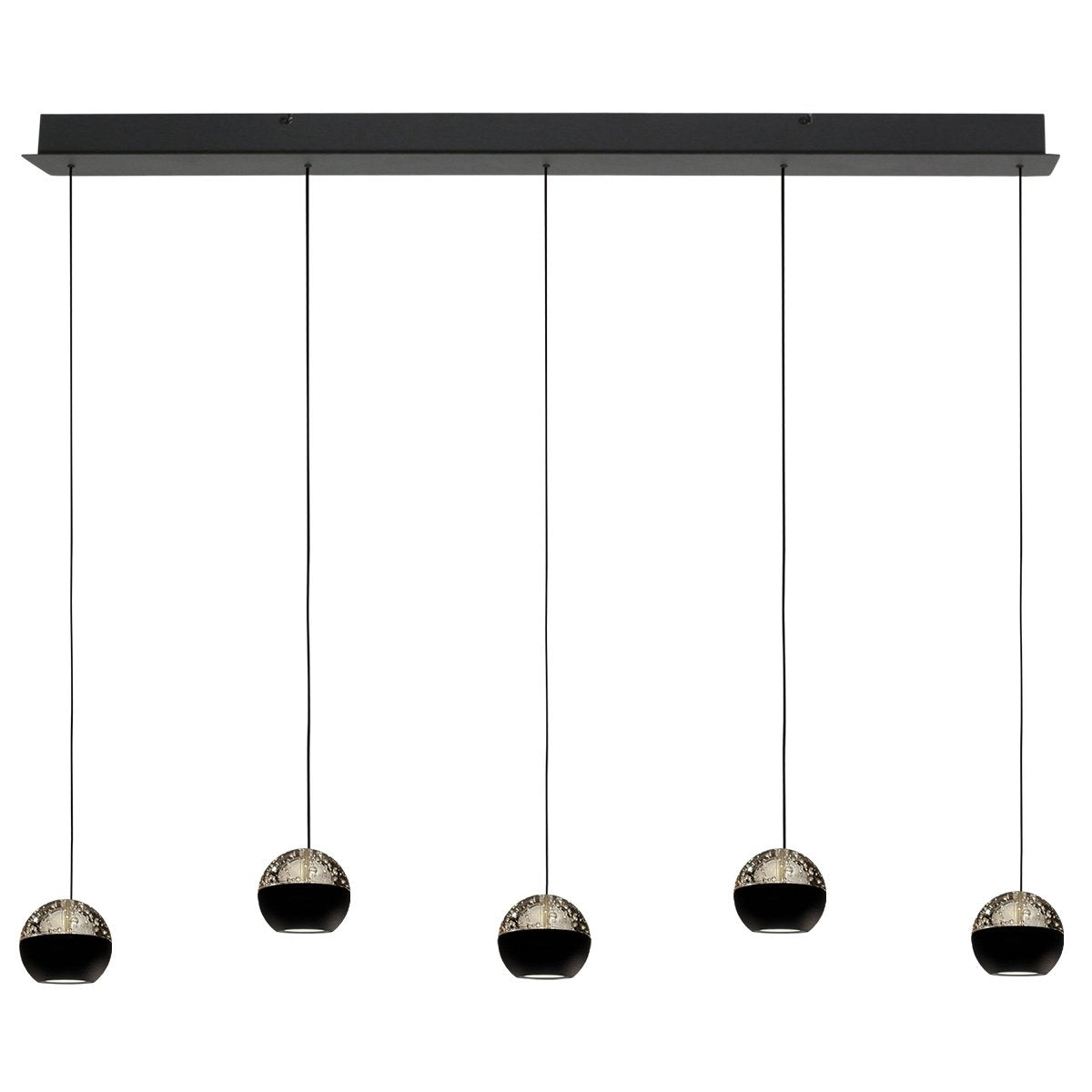 Vue de face du luminaire montrant les cinq suspensions et leurs câbles fins