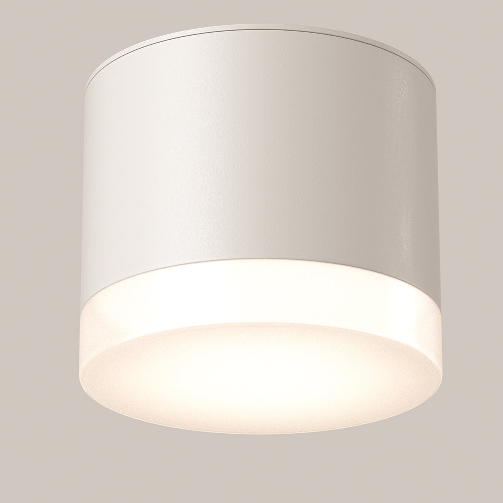 Vue rapprochée de face du plafonnier blanc allumé, diffuseur opale lumineux