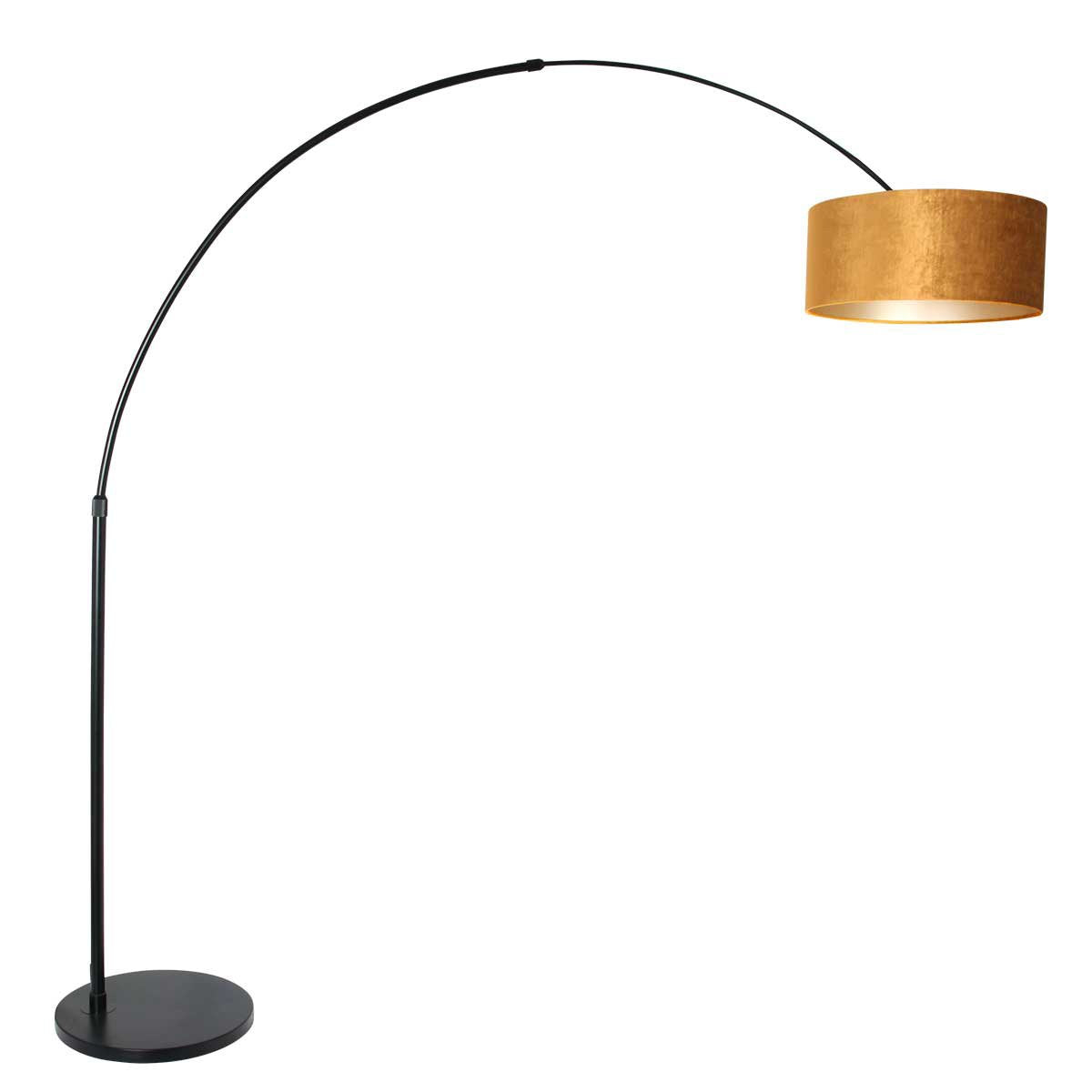 Vue d'ensemble du lampadaire arc, tige recourbée noire et diffuseur doré.