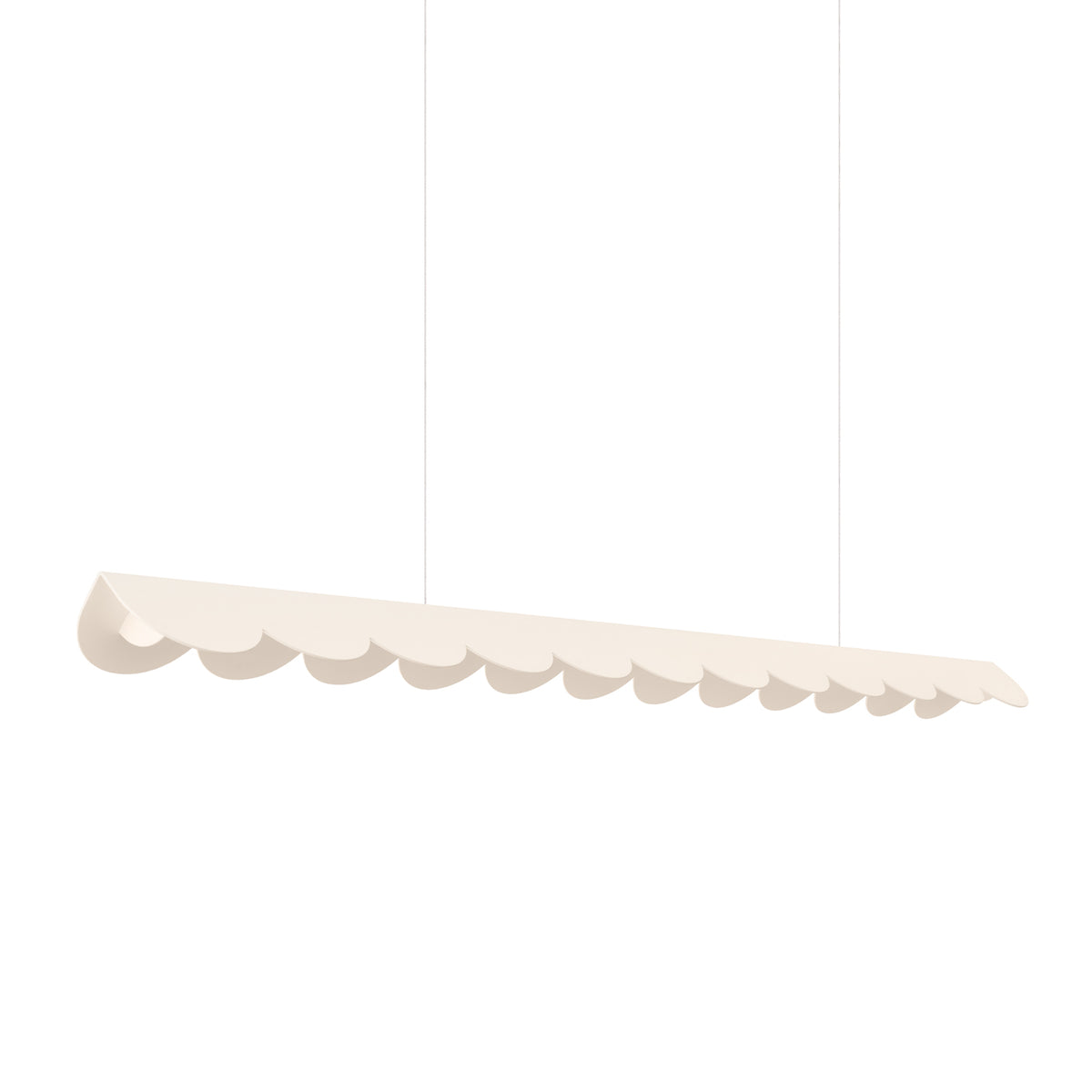 Version beige clair de la suspension linéaire festonnée, présentée sur fond neutre.