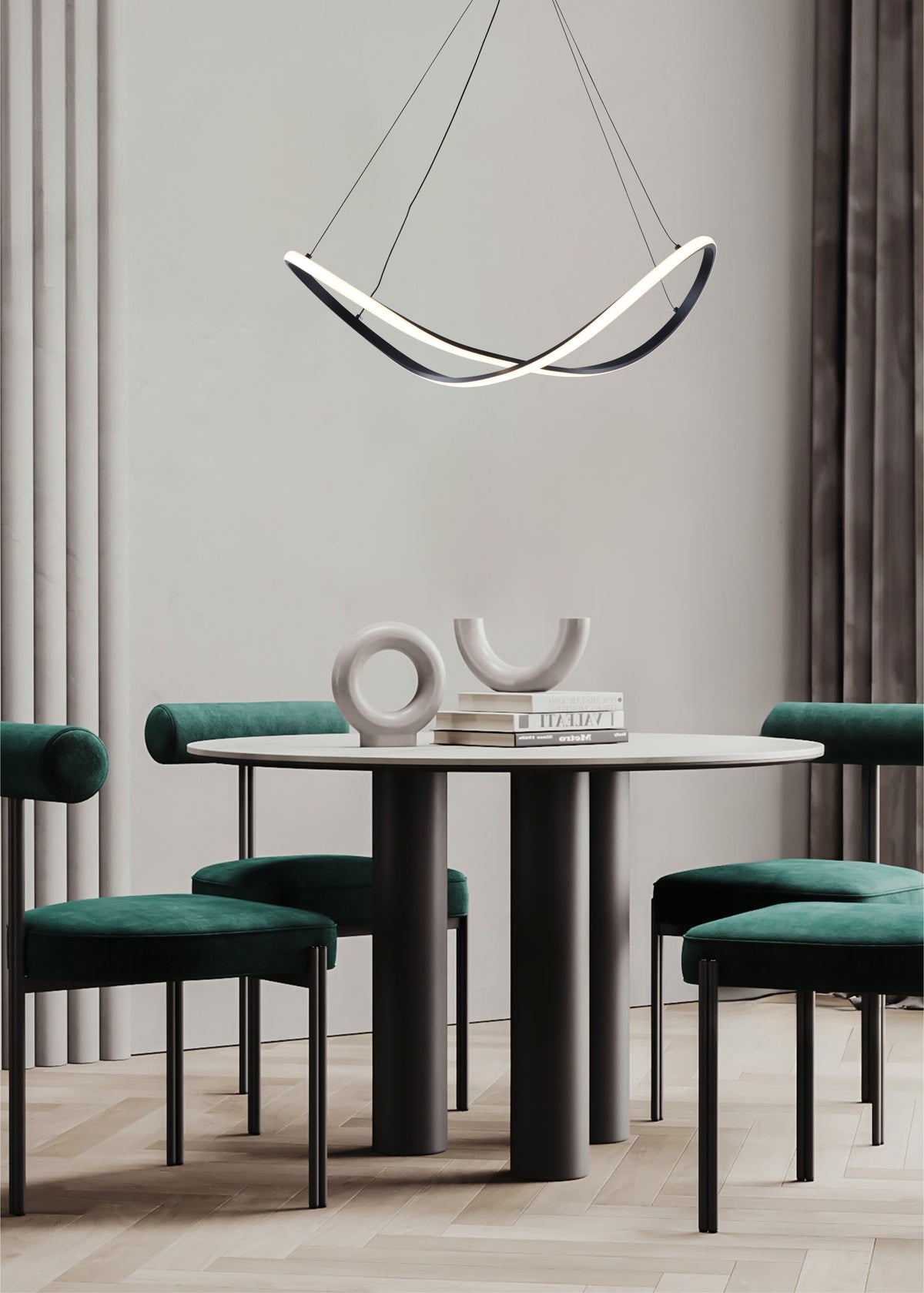 Vue d'ensemble de la salle à manger éclairée par la suspension noire