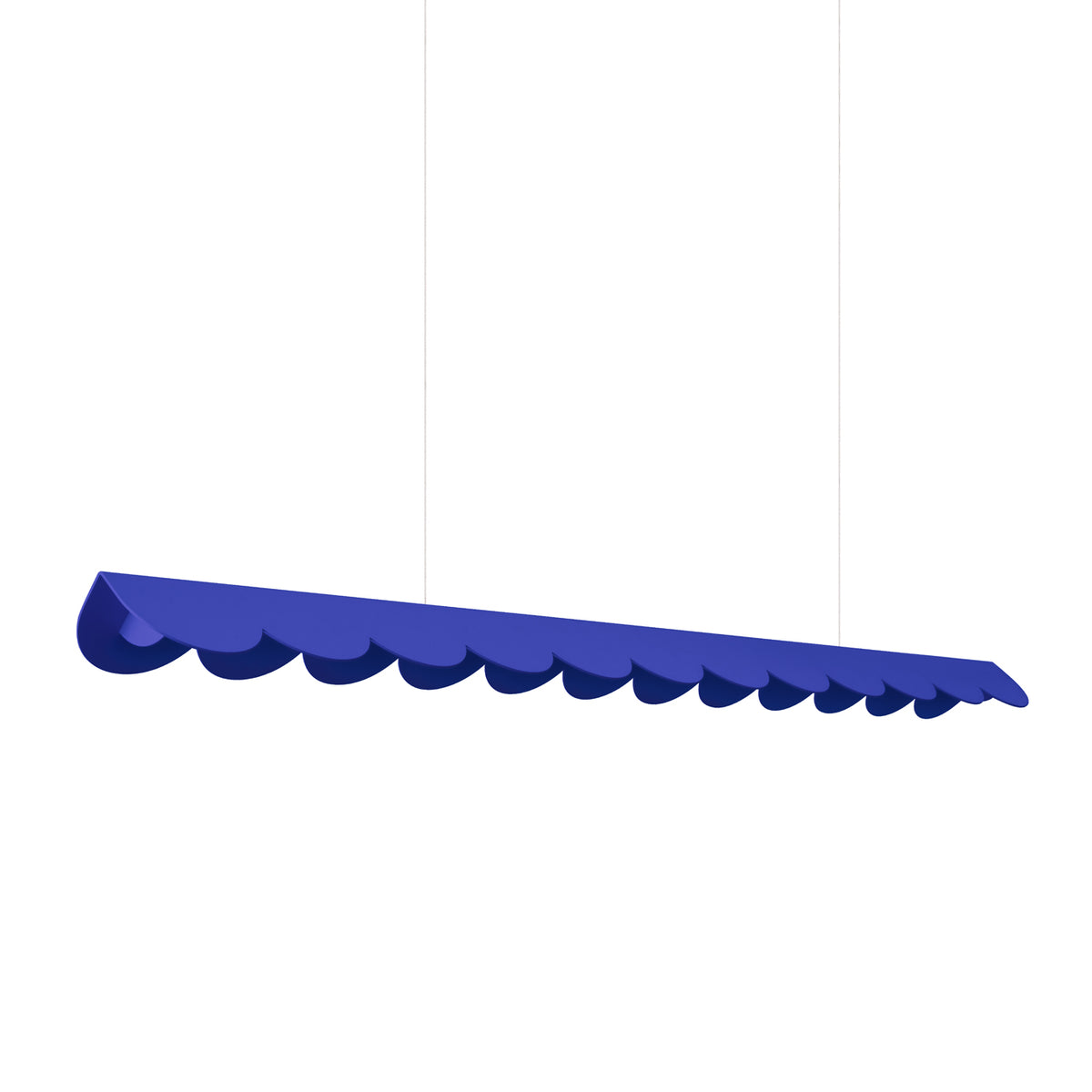 Modèle bleu profond de la lampe suspendue linéaire à bordure festonnée.