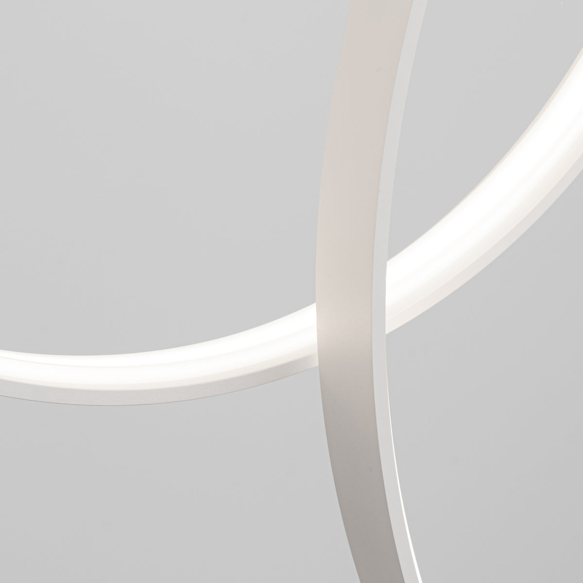 Gros plan sur la jonction des cercles lumineux et la finition blanche