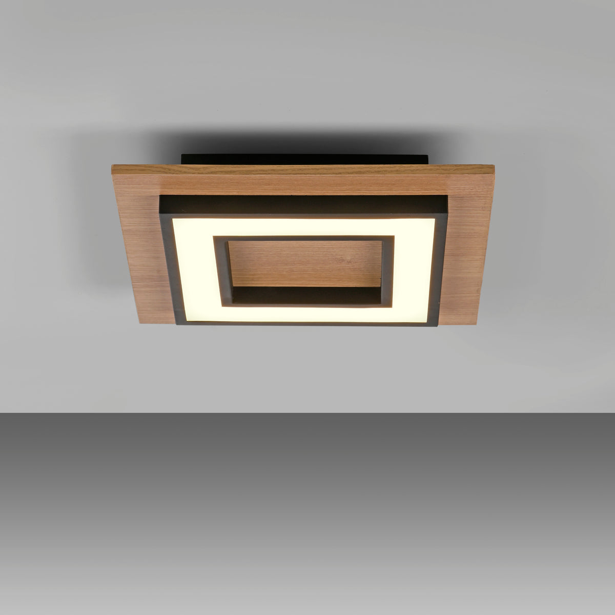 Vue de dessous montrant l'ombre portée du luminaire sur le plafond