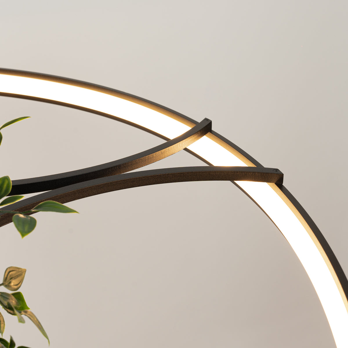Détail de l'anneau LED allumé et de la structure métallique noire grainée