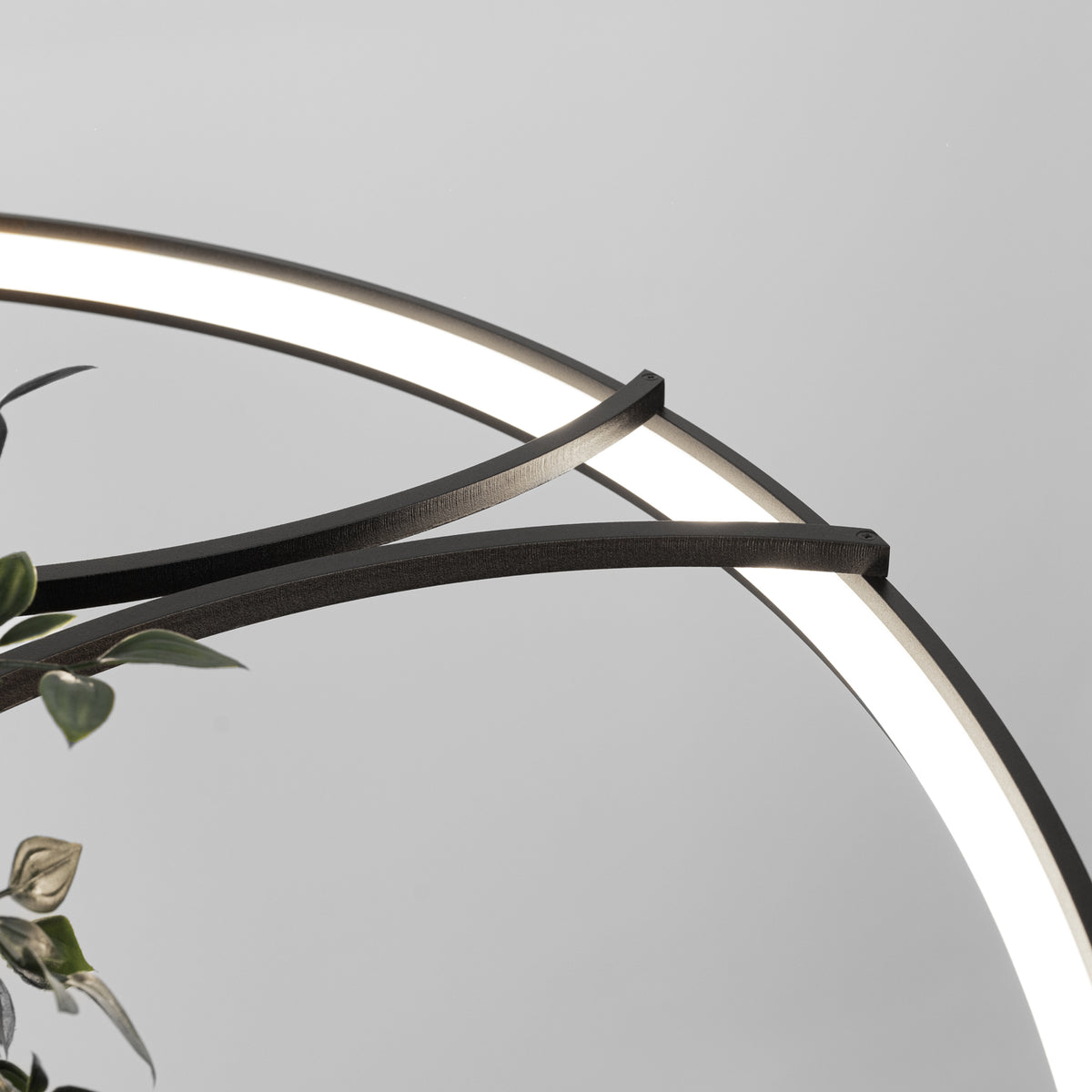 Détail du ruban LED blanc et des traverses métalliques noires