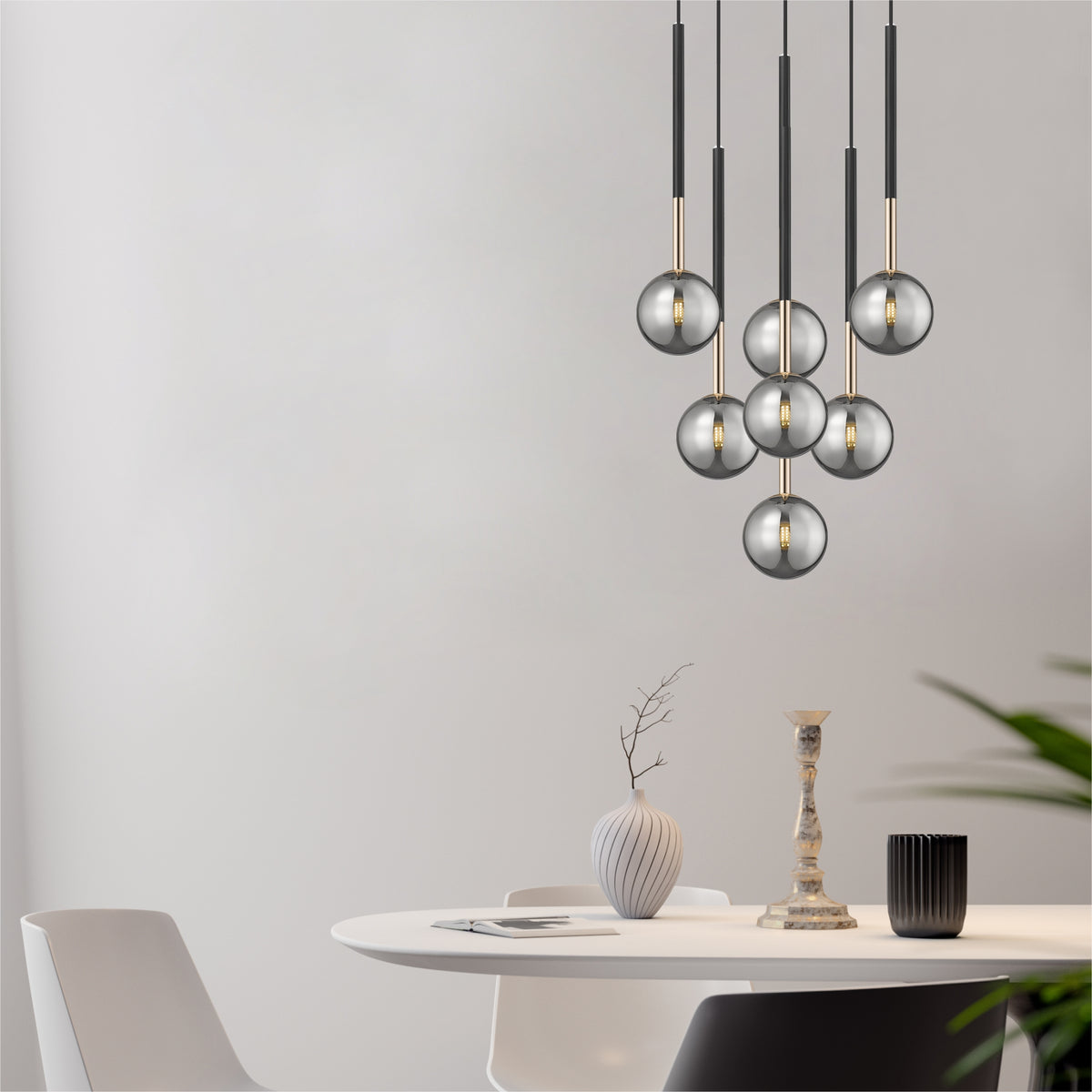 Mise en ambiance au-dessus d'une table à manger dans un intérieur clair