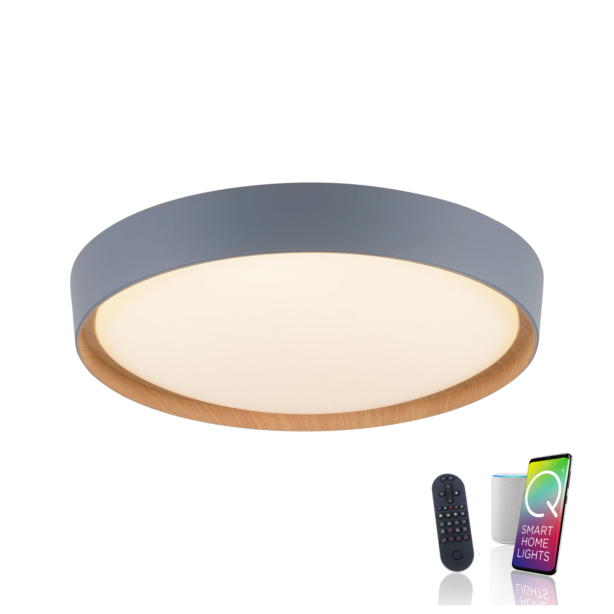 Plafonnier présenté avec télécommande, enceinte connectée et smartphone pour fonctions smart.