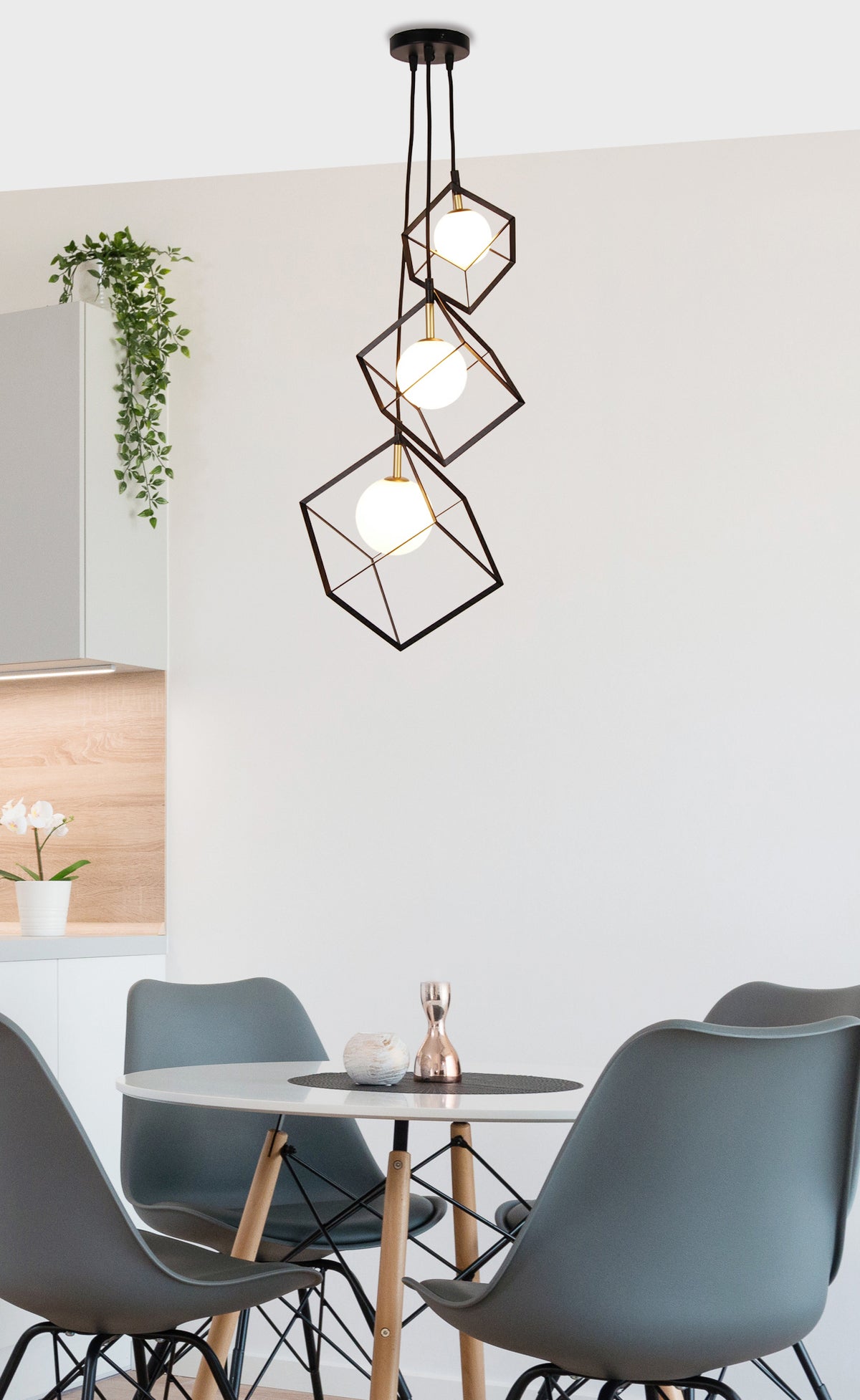 Suspension installée au-dessus d'une table à manger dans une cuisine claire et moderne