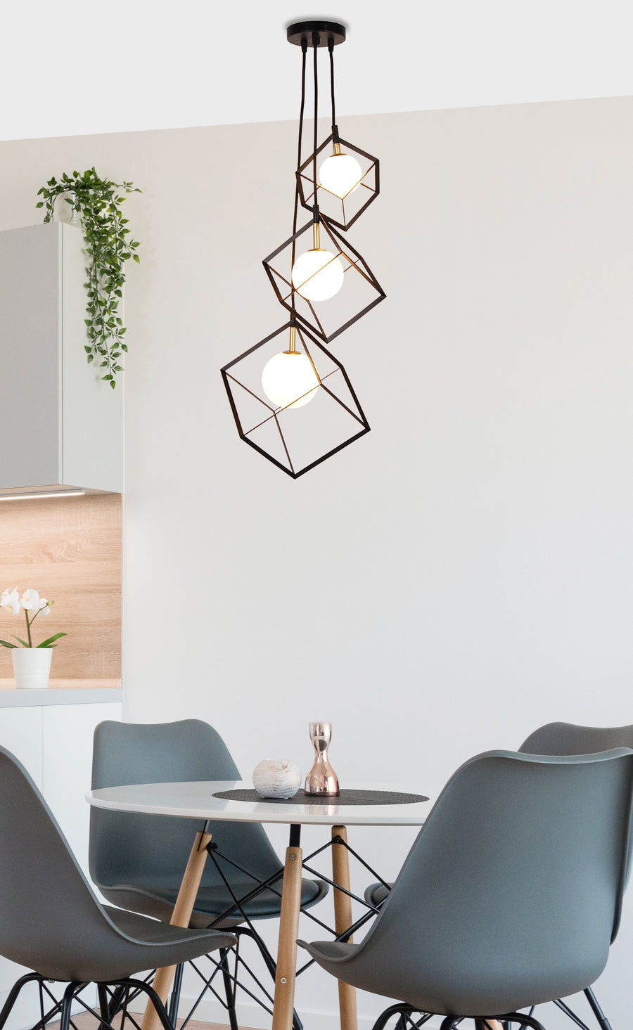 Suspension installée au-dessus d'une table à manger dans une cuisine claire et moderne