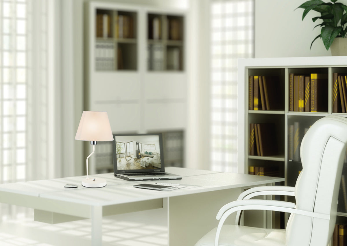 Mise en ambiance de la lampe allumée sur un bureau blanc lumineux