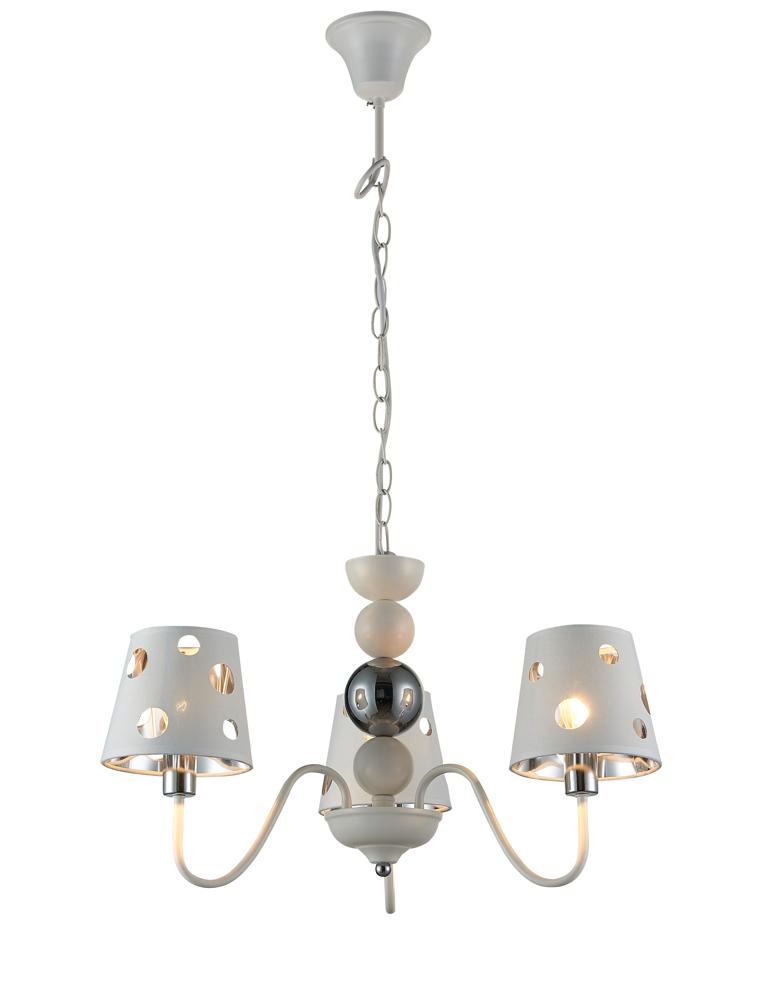 Lustre blanc trois lumières de face, suspension à chaîne et abat-jours ajourés