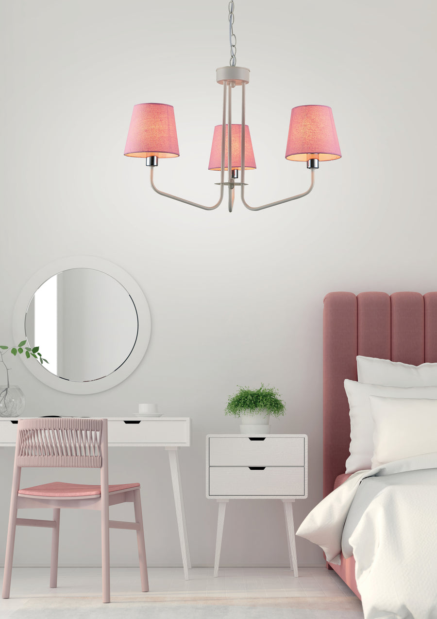 Lustre suspendu dans une chambre claire, abat-jours roses, tête de lit et meubles blancs