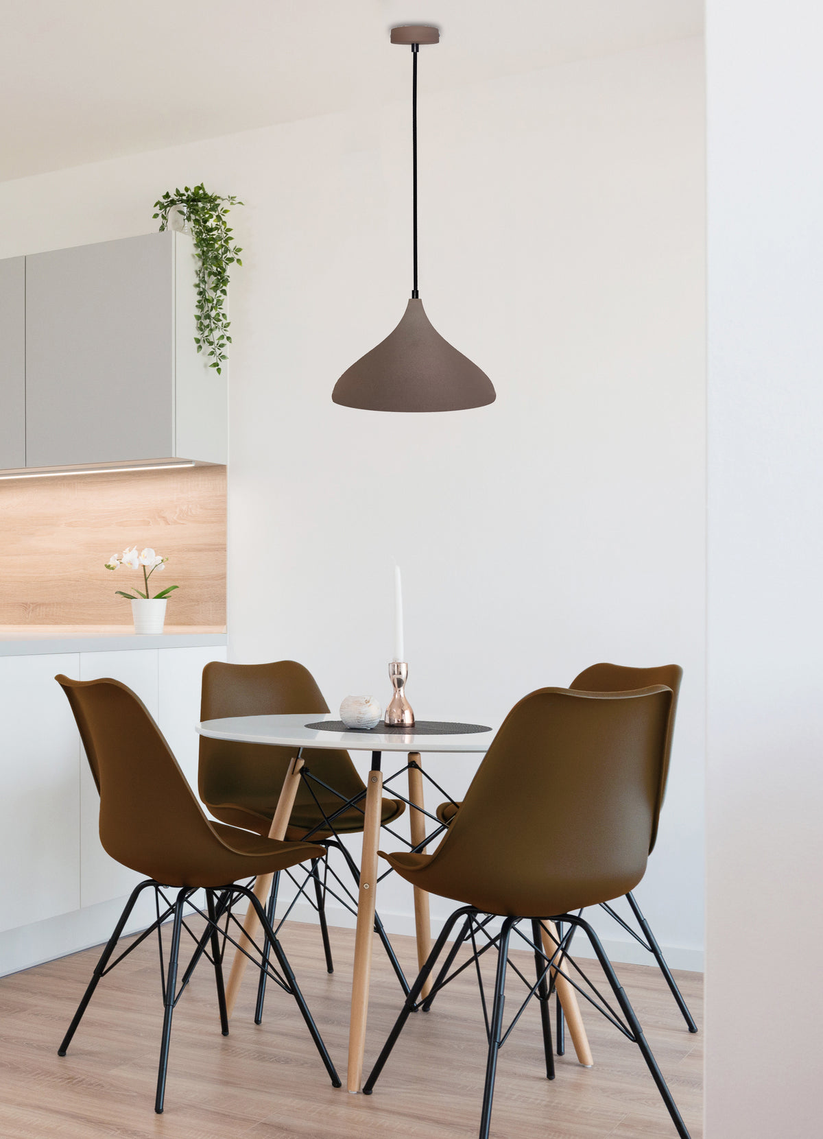 Suspension marron suspendue au-dessus d'une table ronde dans une pièce lumineuse.