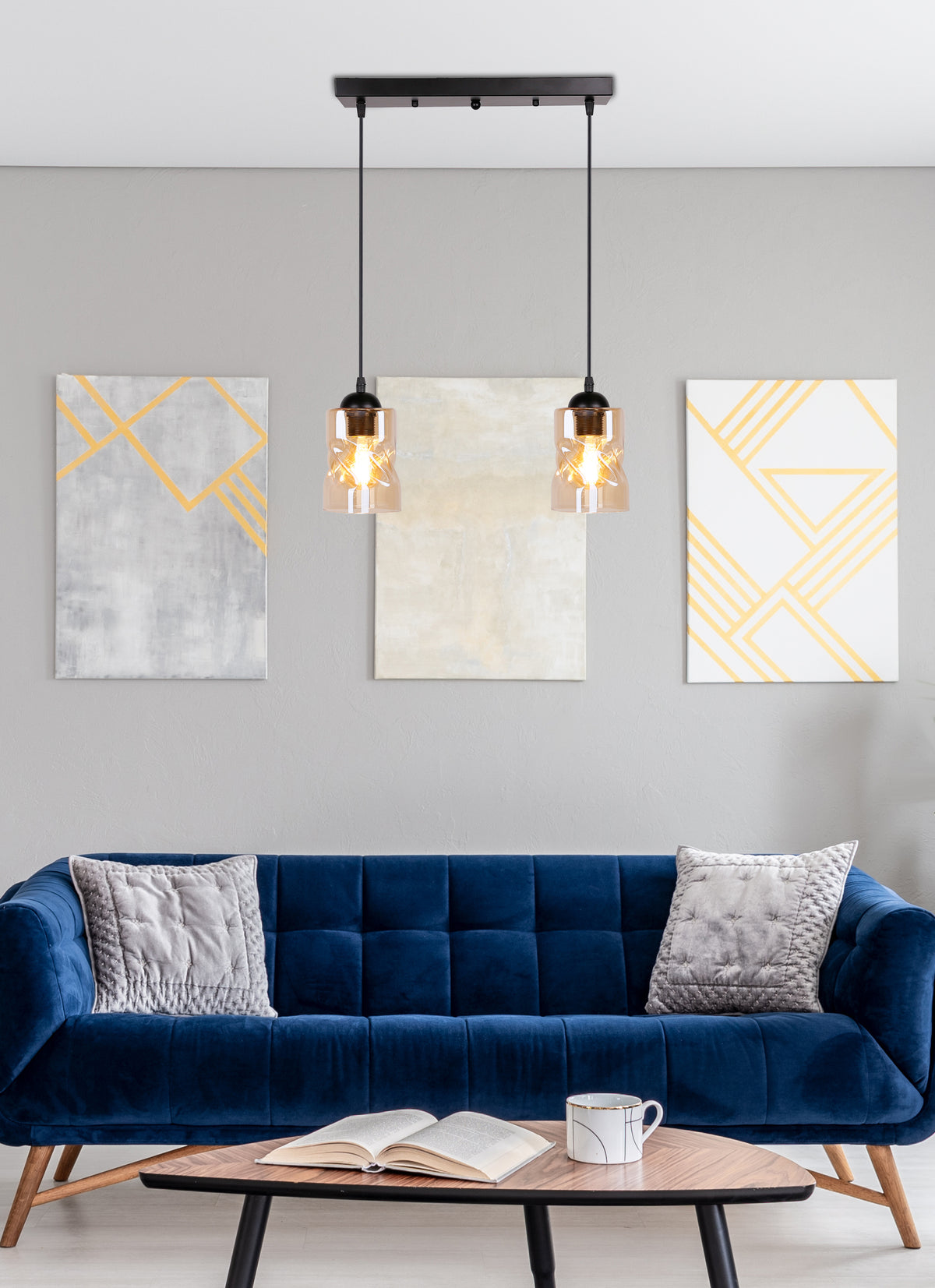 Mise en ambiance au-dessus d'un canapé bleu dans un salon