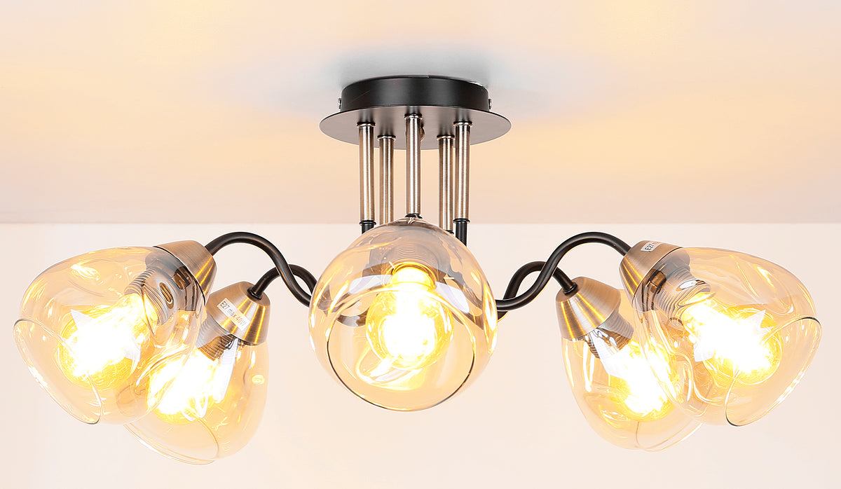 Mise en ambiance du plafonnier allumé, ampoules dorées diffusant une lumière chaude