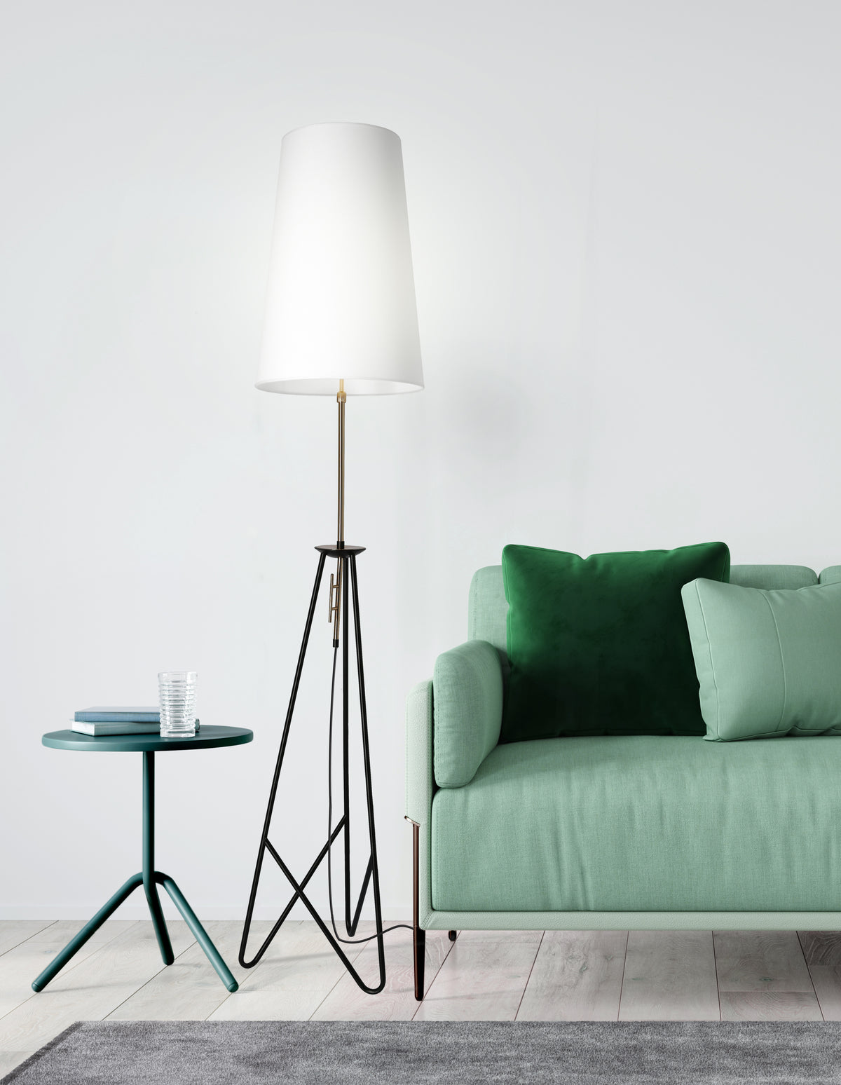 Mise en ambiance du lampadaire allumé près d'un canapé vert et d'une table basse