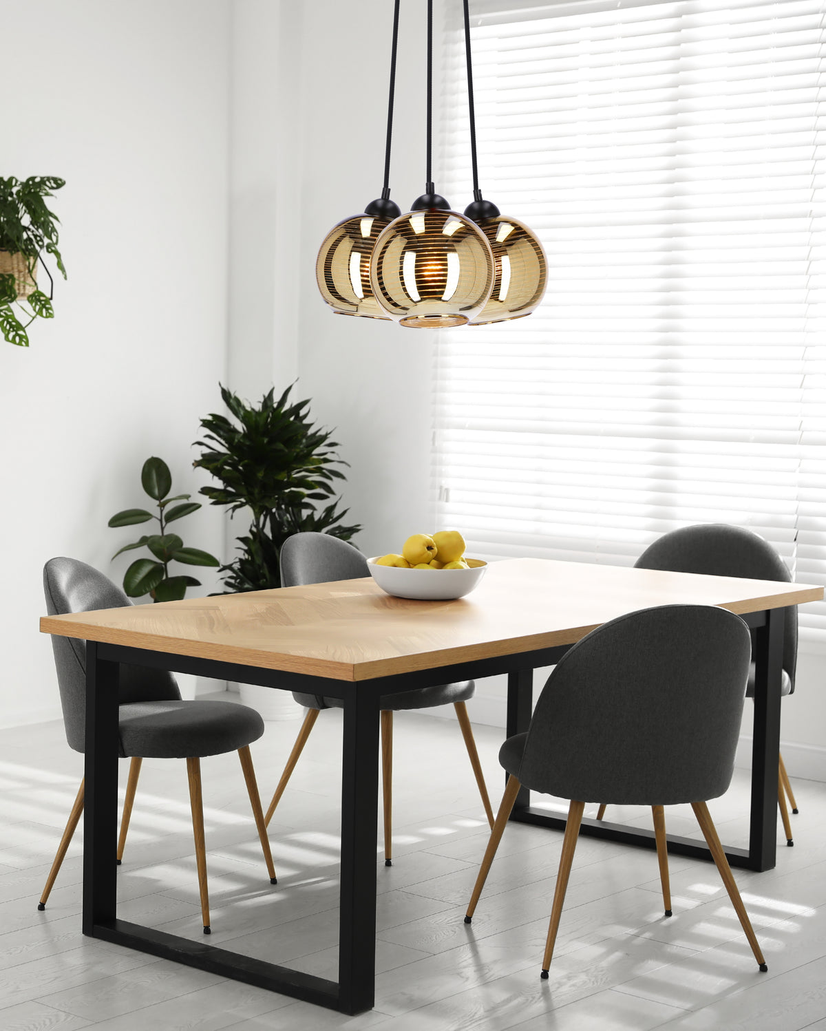 Mise en ambiance au-dessus d'une table à manger dans un intérieur lumineux et moderne.