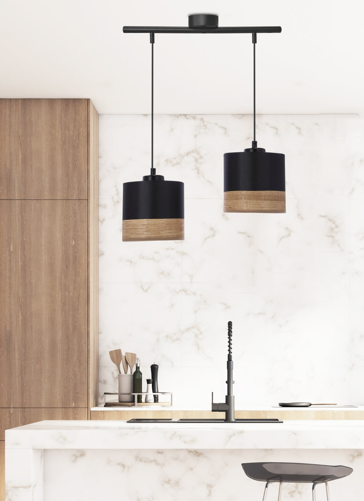 Mise en ambiance dans une cuisine moderne, suspension noire et bois au-dessus de l'îlot central.