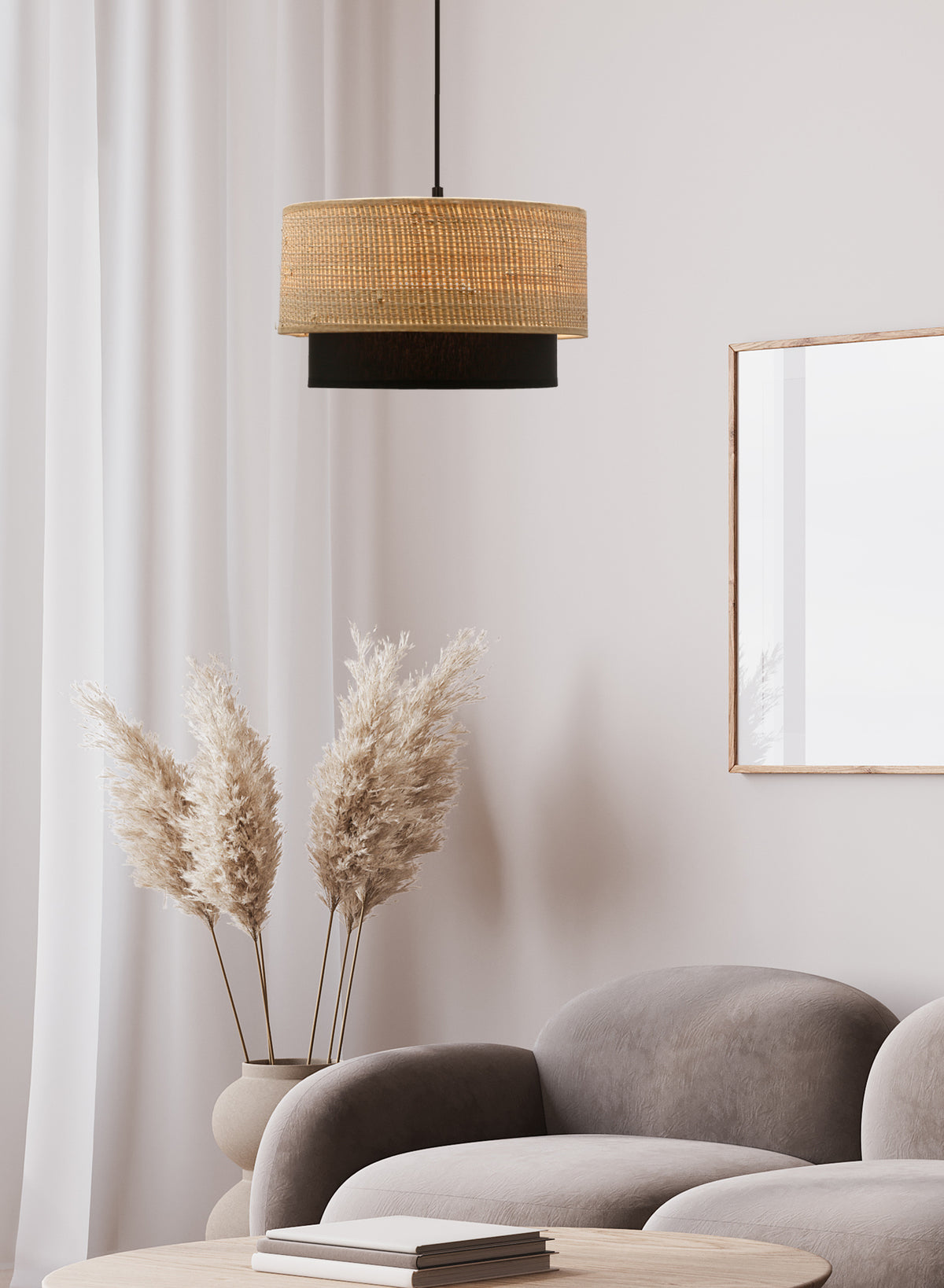 Mise en ambiance du luminaire suspendu au-dessus d'un canapé gris et de pampas