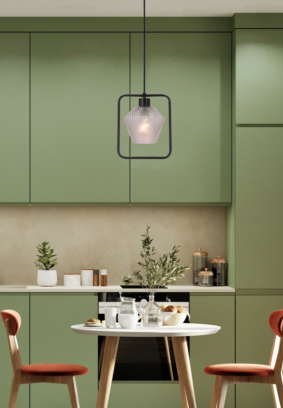 Mise en ambiance cuisine verte avec table dressée sous le luminaire allumé