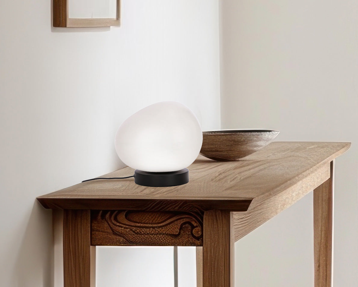 Lampe éteinte posée sur une table en bois dans un intérieur clair