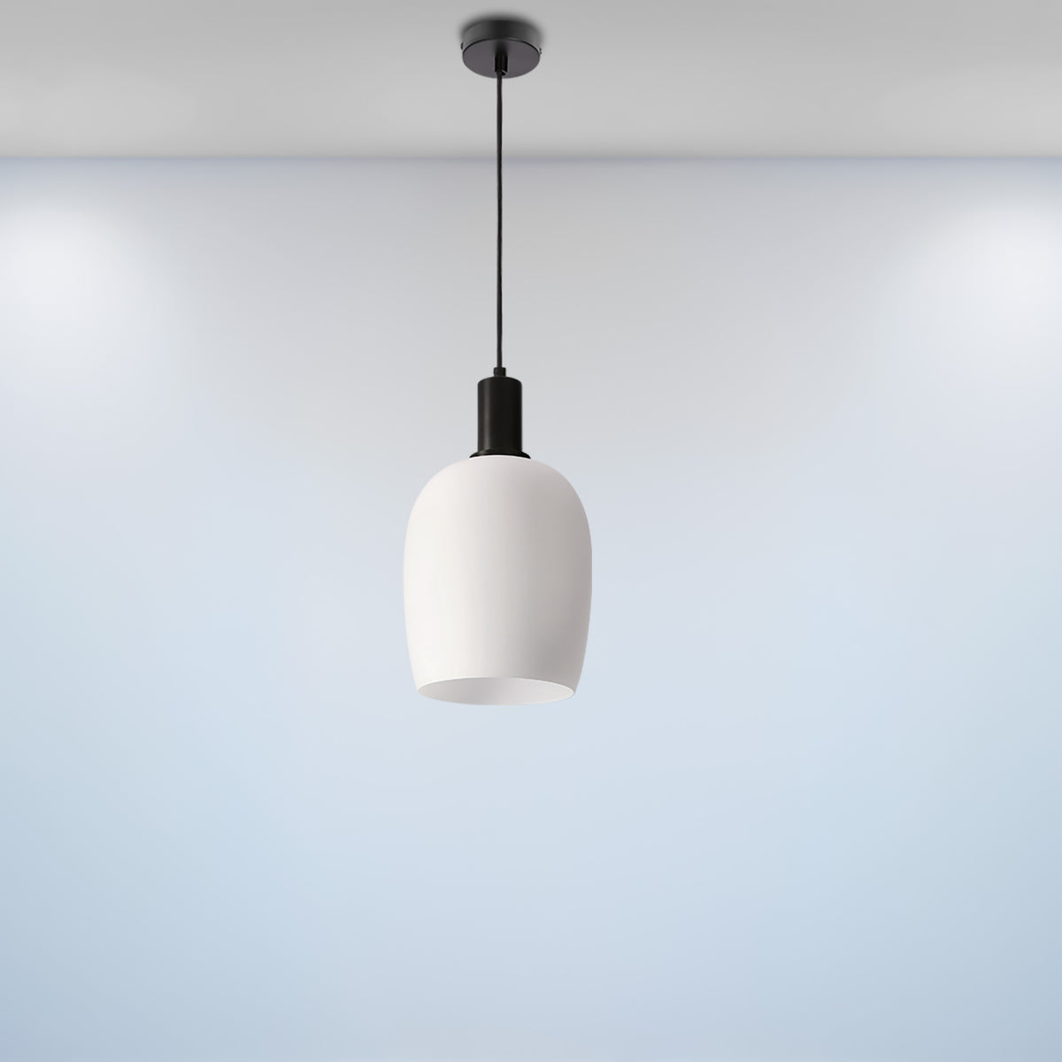 Suspension blanche et noire suspendue au plafond dans une pièce vide