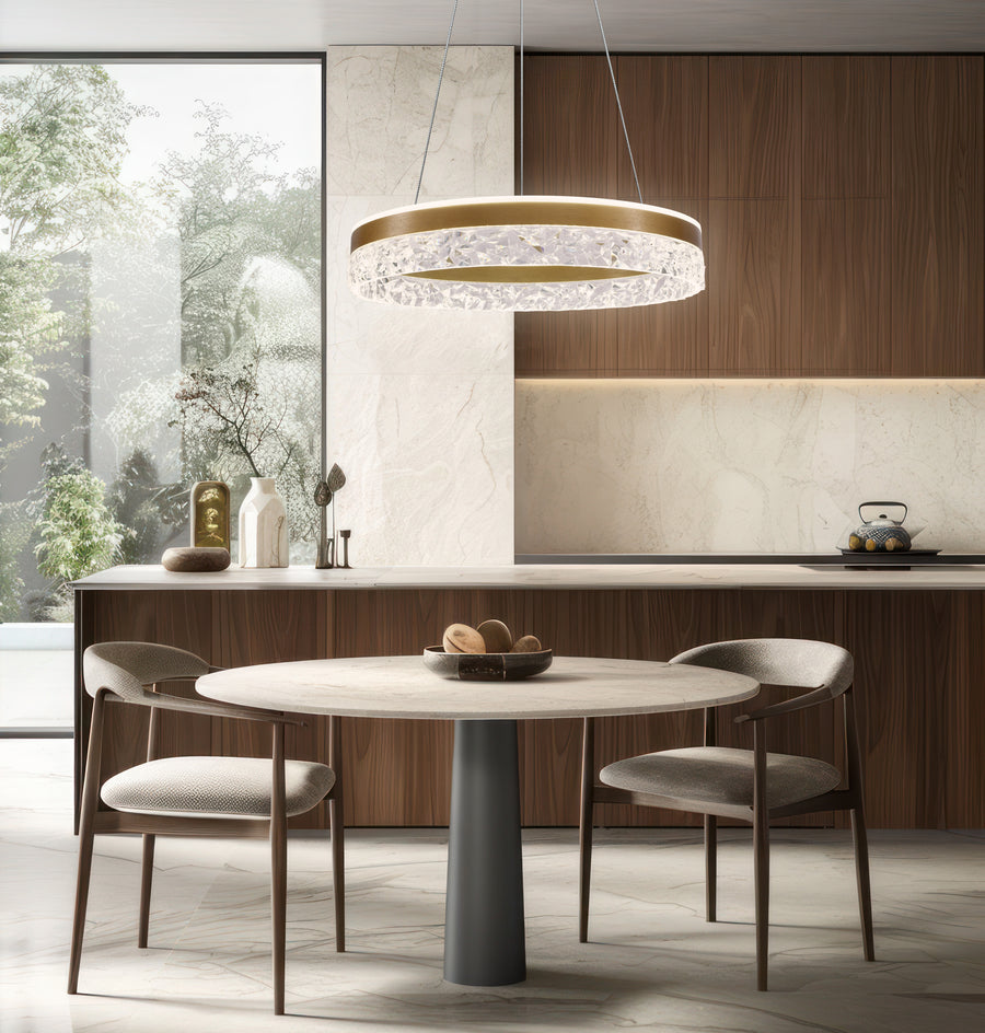 Luminaire suspendu doré éclairant une salle à manger au mobilier en bois chaleureux