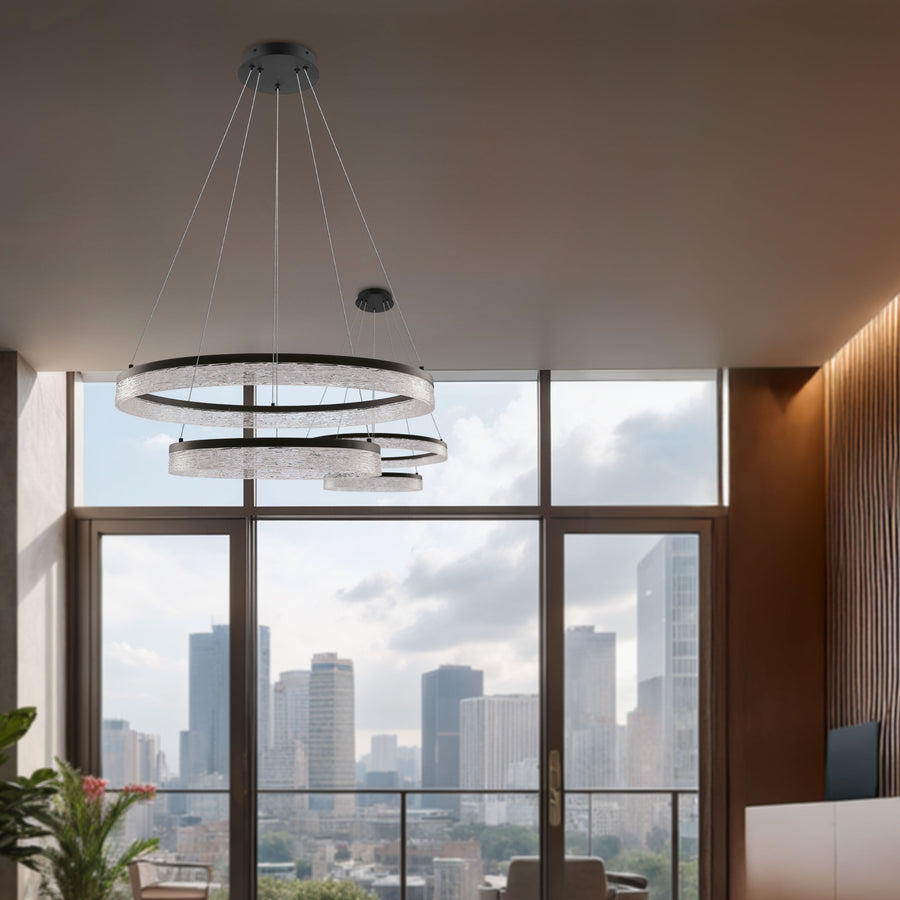 Mise en ambiance dans un séjour contemporain, luminaire suspendu devant baies vitrées avec vue urbaine.