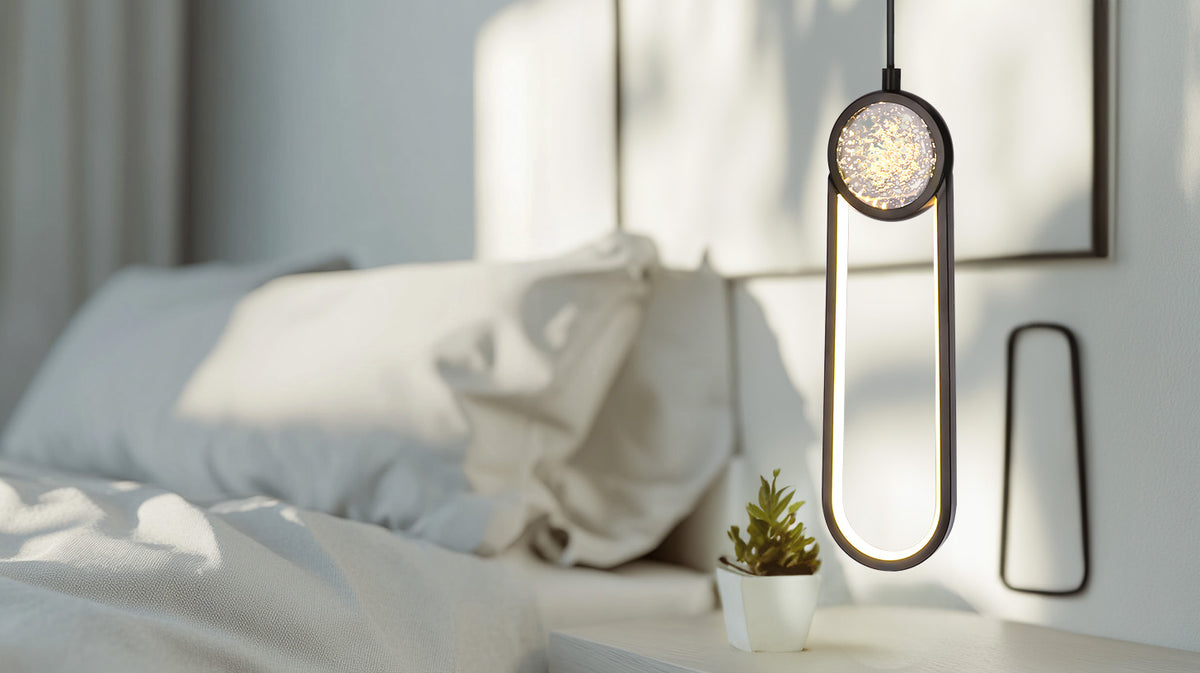 Mise en ambiance dans une chambre, suspension allumée au-dessus d'une table de nuit.