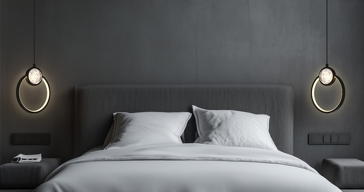Mise en ambiance de deux suspensions allumées de chaque côté d'un lit dans une chambre