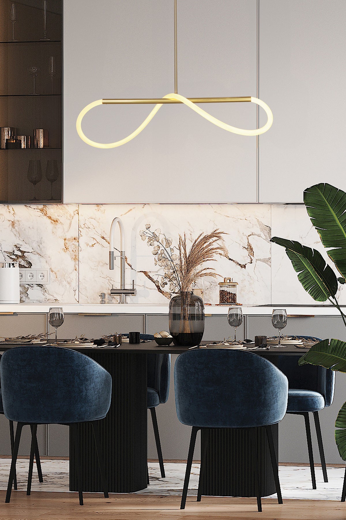 Mise en ambiance cuisine contemporaine avec suspension dorée allumée au-dessus de la table.